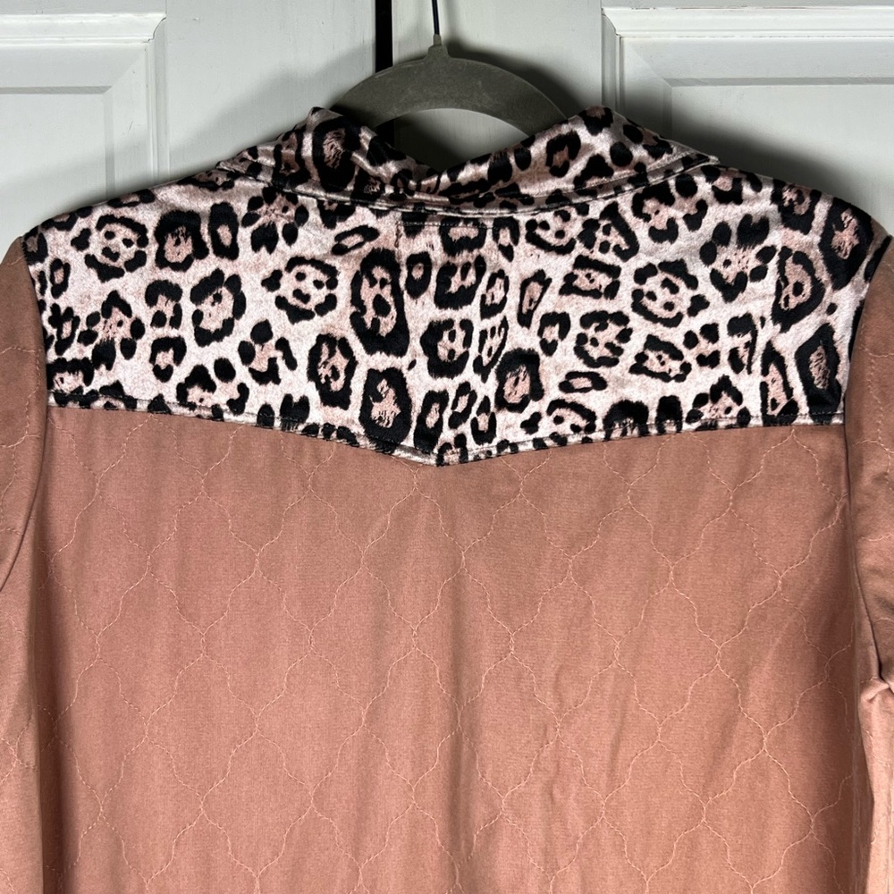 NWT Umgee Pink Button-Down Shirt Quilted Texture Leopard Print Accents Size Sm - Picture 6 of 10